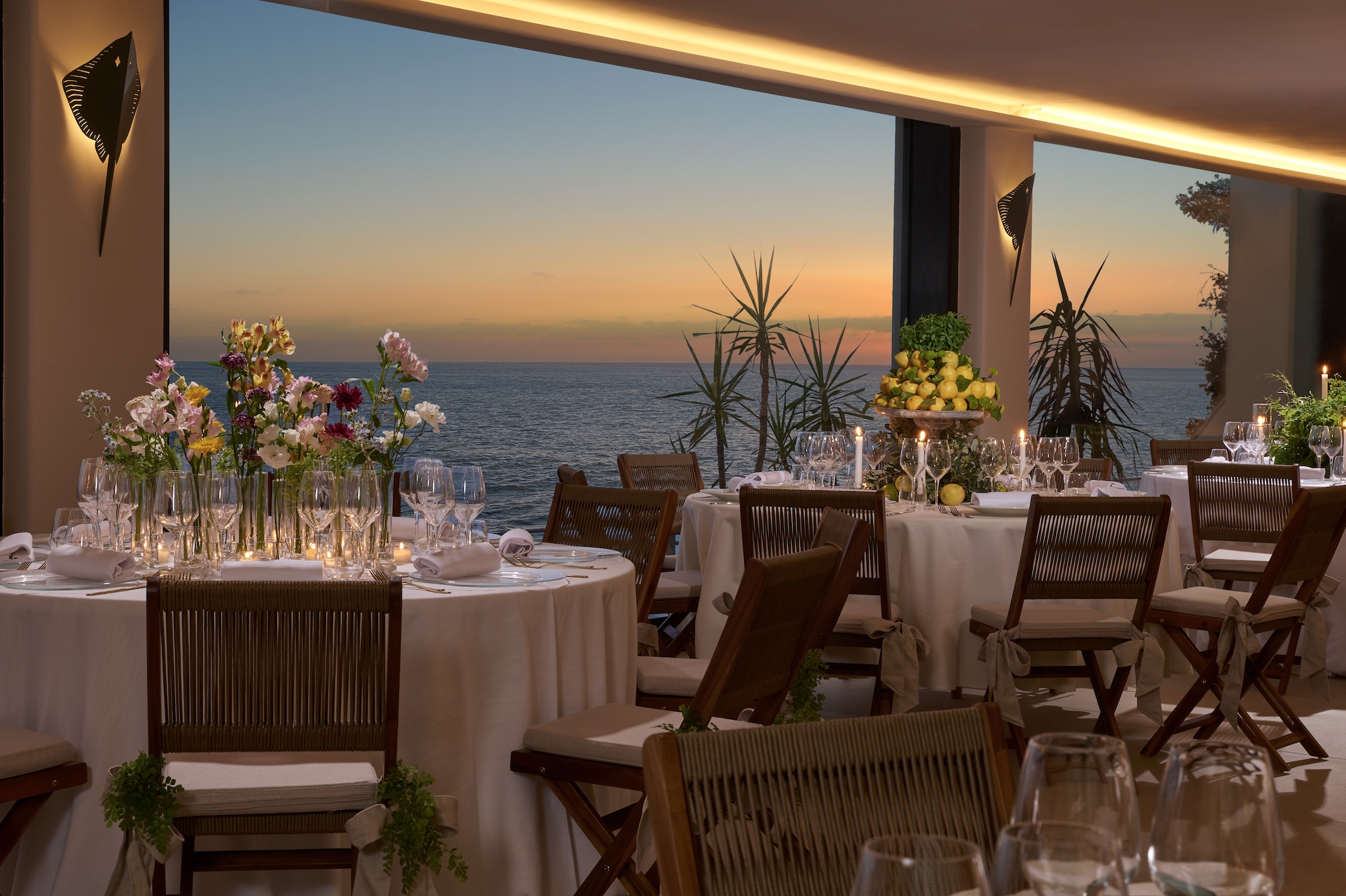 Location interna al tramonto